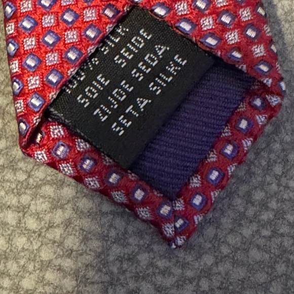 Saxony Red Geometric design Silk Tie - Picture 4 of 4